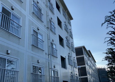 【外観】 | 第二カミユ八王子３号棟 | 共有部分は、住民なら誰もが使える設備のこと。例えば駐車場やエレベーター、インターネット設備、セキュリティ設備などがあります。他にも、マンションの廊下・外部階段やエントランス・ゴミ置き場などがあります。