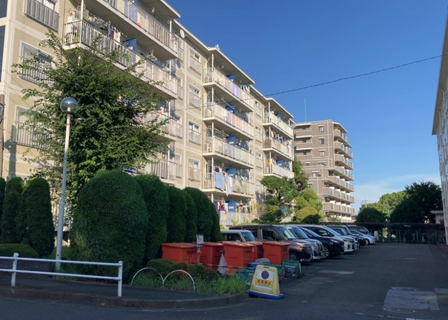 【外観】 | 第二カミユ八王子３号棟 | 外観はマンション管理がされているかの目安になります。築年数が古いと、壁面は劣化してひび割れが生じることも！建物が古びていても細かいところが修繕されていると、きちんと管理されているなぁと感じるでしょう。