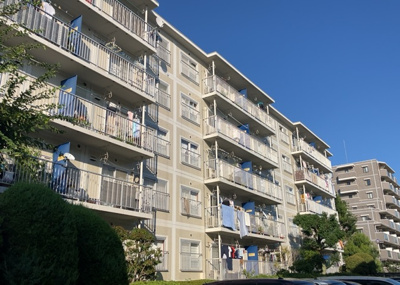 【外観】 | 第二カミユ八王子３号棟 | 一般的なバルコニーは、奥行1.5ｍ程ですが、ワイルドバルコニーは2ｍまで広がっています。そのため洗濯物の間隔をあけ干すことができ、乾きやすいというメリットや、ガーデニングが楽しめる等の特徴があります。