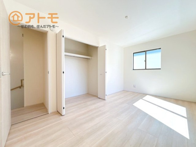 【寝室】 | 沼津市中沢田Ⅰ　新築一戸建て　E号棟 | 毎日すごす部屋の広さや陽当りも気になるポイントですね！現地で体感してみてください♪