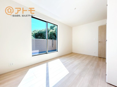 【寝室】 | 沼津市中沢田Ⅰ　新築一戸建て　E号棟 | 各居室に収納がついているので、部屋の中をすっきり見せることができますね！