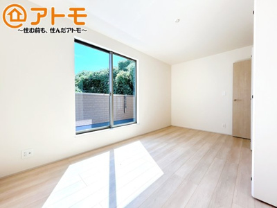 【寝室】 | 沼津市中沢田Ⅰ　分譲住宅　E号棟 | 各居室に収納がついているので、部屋の中をすっきり見せることができますね！