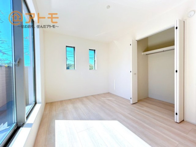 【子供部屋】 | 沼津市中沢田Ⅰ　新築一戸建て　E号棟 | 収納豊富な洋室は使い勝手良好です！