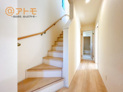 【内装】 | 沼津市中沢田Ⅰ　新築一戸建て　E号棟 | 階段は緩やかで手すりもついているので上りやすくなっています！