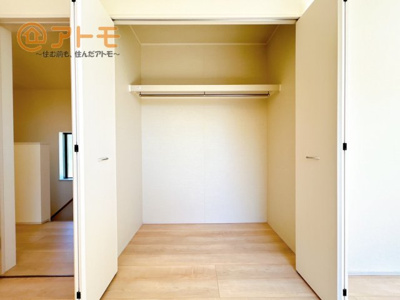 【収納】 | 沼津市中沢田Ⅰ　新築一戸建て　E号棟 | ハンガーパイプ付きのクローゼットは季節ものなどを収納することができて便利です♪
