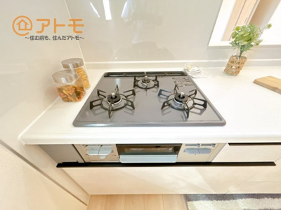【設備】 | 沼津市中沢田Ⅰ　新築一戸建て　E号棟 | ３口コンロは使い勝手がよくお料理も楽しくなりそうです♪