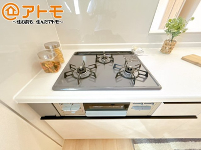 【設備】 | 沼津市中沢田Ⅰ　分譲住宅　E号棟 | ３口コンロは使い勝手がよくお料理も楽しくなりそうです♪