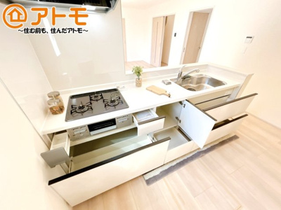 【キッチン】 | 沼津市中沢田Ⅰ　分譲住宅　E号棟 | リビングで遊ぶお子様にも目が届く、安心感で選ぶなら対面キッチン♪