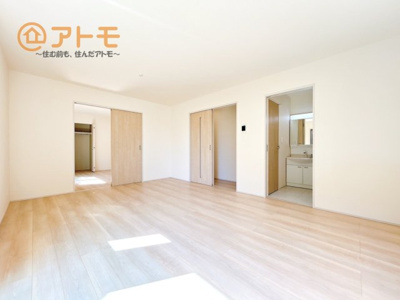 【居間・リビング】 | 沼津市中沢田Ⅰ　新築一戸建て　E号棟 | 広々と開放的なLDKは、家族が自然と集まる広さ♪お子様のリビング学習にもピッタリ♪