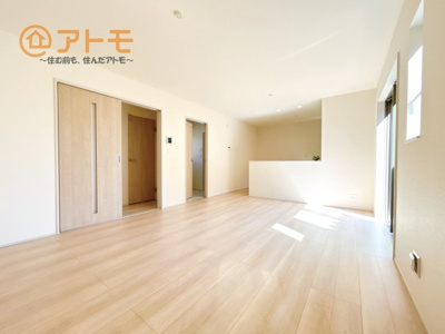 【居間・リビング】 | 沼津市中沢田Ⅰ　新築一戸建て　E号棟 | 家族団らんのイメージは、リビングを思い浮かべませんか？リビングこそ広々とした空間が良いですね♪