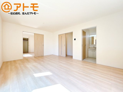 【居間・リビング】 | 沼津市中沢田Ⅰ　分譲住宅　E号棟 | 家族団らんのイメージは、リビングを思い浮かべませんか？リビングこそ広々とした空間が良いですね♪
