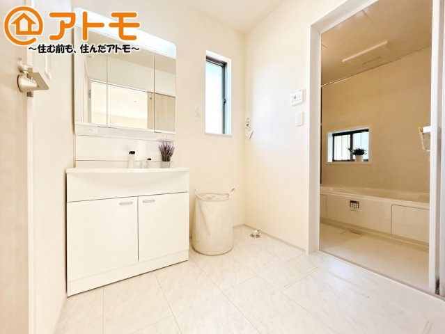 【独立洗面台】 | 沼津市中沢田Ⅰ　分譲住宅　E号棟 | 洗面所って朝に混み合いませんか？広々とした脱衣所、３面鏡の独立洗面台で朝の時間を少しお手伝い♪