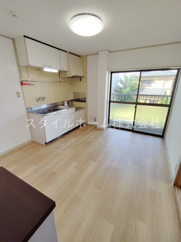 レジデンス西山の居間・リビング