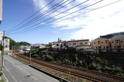 【展望】 | 【上質リノベ】新井口パークホームズ | 【四季を感じる】
四季の移ろい・爽やかな青空や風を感じられ
自然を愉しめるパノラマビュー。
毎日の暮らしに余裕を感じさせてくれる、
遮る物の無い開放的な眺望を是非、ご堪能ください。