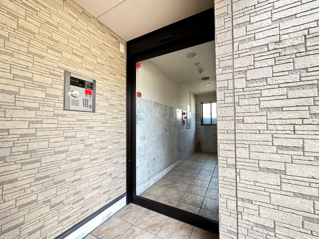 セブンシーズ城見のエントランス