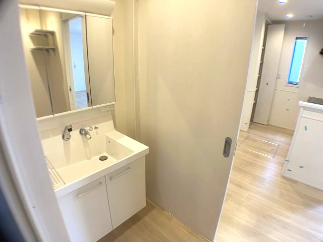 鈴谷戸建の洗面所