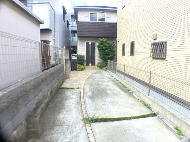 鈴谷戸建の駐車場