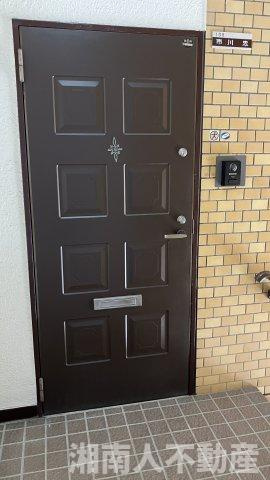 ライオンズマンション東逗子の玄関|収納もある玄関です