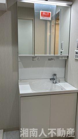 ライオンズマンション東逗子の独立洗面台|独立洗面台、小物を置くことができて便利です