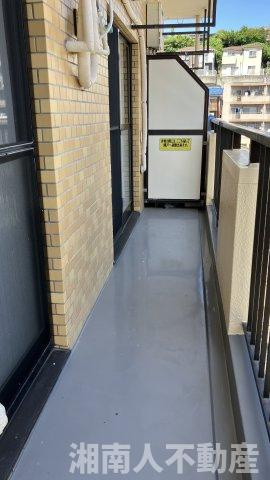 ライオンズマンション東逗子のバルコニー|お洗濯にも便利なバルコニー付き