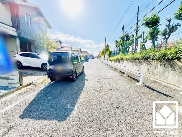 八幡市男山松里　第3　1号棟の前面道路含む現地写真