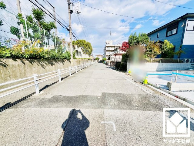 八幡市男山松里　第3　1号棟の前面道路含む現地写真