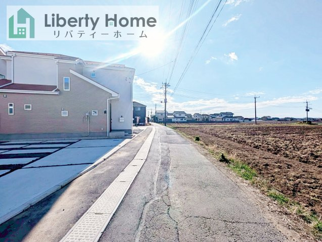 古河市諸川23-P1　新築戸建　1号棟の前面道路含む現地写真