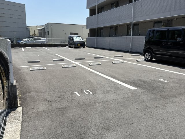 滝野社レジデンスの駐車場