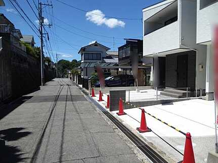 広島市東区馬木３丁目　新築一戸建て(全2棟)の前面道路含む現地写真