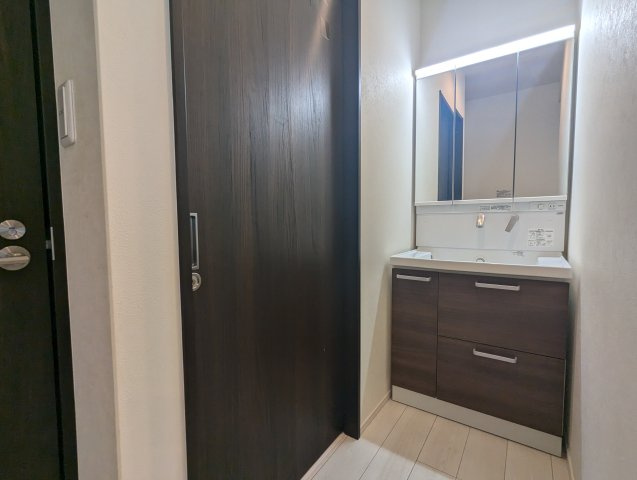 売中古戸建　駿東郡長泉町下長窪の独立洗面台|独立洗面台があるので収納スペースも多くあります。鏡が大きくスペースも広いので忙しい朝に便利です。