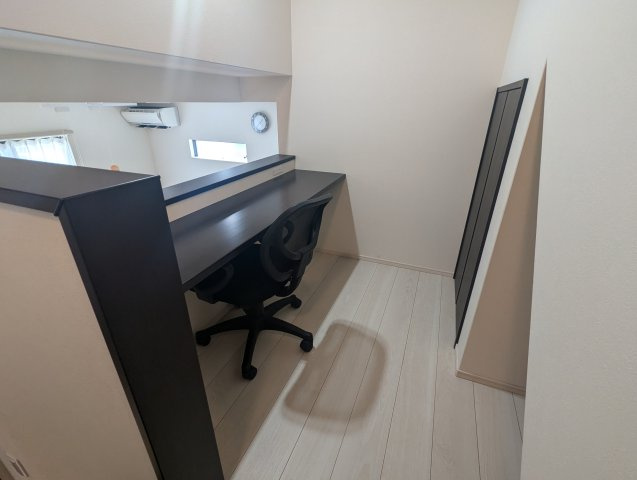 売中古戸建　駿東郡長泉町下長窪の洋室|家族の目が届くスキップフロアは、お子さまのスタディスペースに最適です。ちょっとこもれる安心空間となっています。