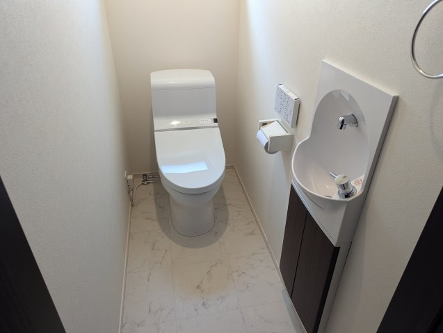 売中古戸建　駿東郡長泉町下長窪のトイレ|トイレが各階にあります。忙しい朝や、ファミリー世帯は助かりますね。手洗い場も併設しているので衛生的です。