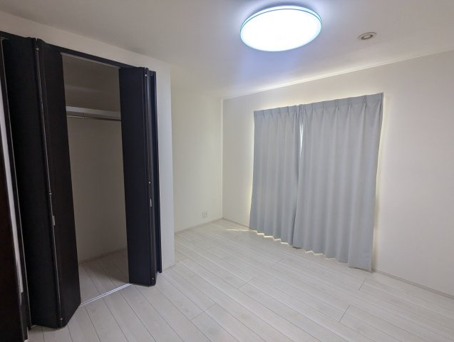 売中古戸建　駿東郡長泉町下長窪の洋室|落ち着いたカラーリングで、リラックスできる雰囲気になっています。収納スペースがしっかり確保されており、部屋を広々と使えます。