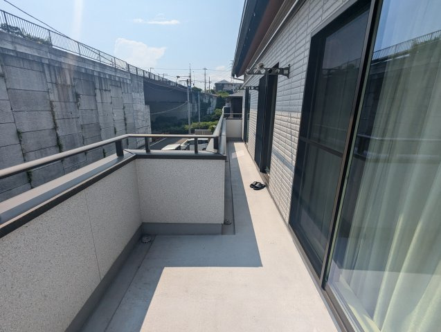 売中古戸建　駿東郡長泉町下長窪のバルコニー|南向きのバルコニーがあるので陽当たりが良好です。陽当り良好なのでお洗濯がよく乾きそうですね。