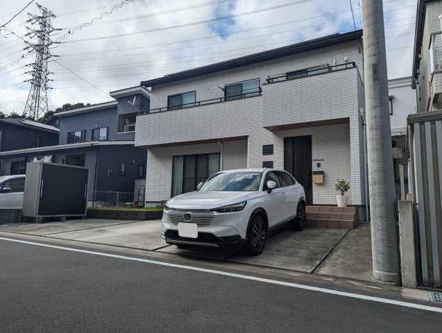 売中古戸建　駿東郡長泉町下長窪の前面道路含む現地写真|プライムホームの注文住宅です。ホワイトのシンプルな外観になっています。高耐震で高気密高断熱のお家です！