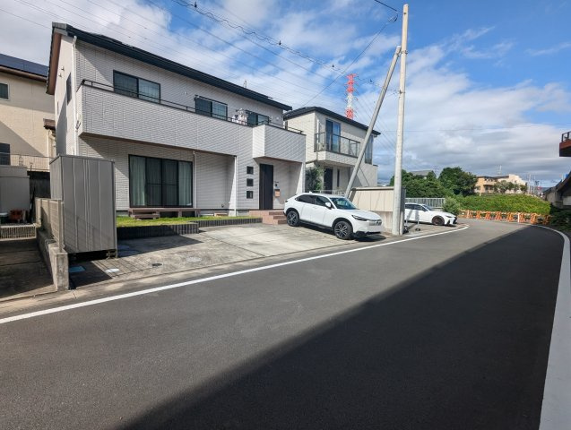 売中古戸建　駿東郡長泉町下長窪の前面道路含む現地写真|駐車場は並列で3台駐車可能です。前面道路が広々としており駐車がしやすくなっています。