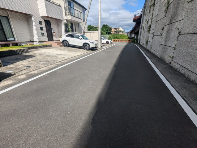 売中古戸建　駿東郡長泉町下長窪の前面道路含む現地写真|スーパー・ドラッグストア・コンビニまで車で10分圏内です。生活利便性の高い土地になっています。