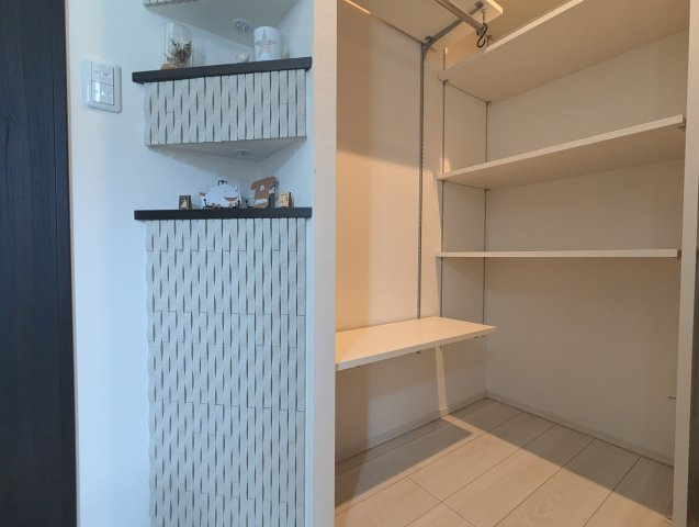 売中古戸建　駿東郡長泉町下長窪の玄関|土間収納があります。散らかりがちな玄関もスッキリ保てます。ベビーカーやアウトドア用品もラクラク収納出来ます。