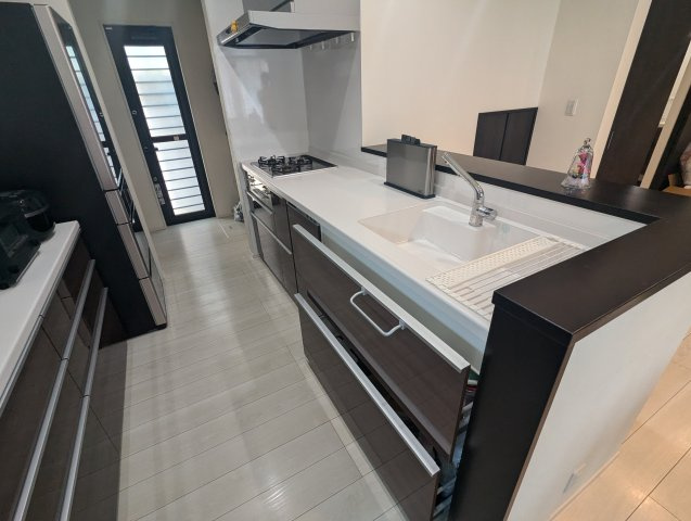 売中古戸建　駿東郡長泉町下長窪のキッチン|キッチン背面に備え付けのカップボードがあります。食器をしまっておけるのでスッキリした印象になります。