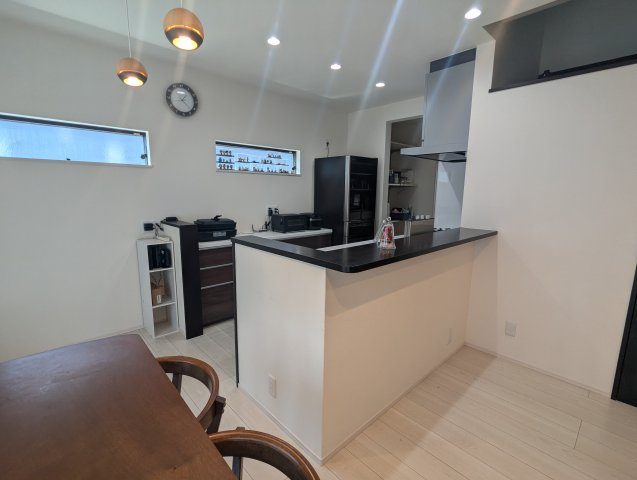 売中古戸建　駿東郡長泉町下長窪のキッチン|カウンターキッチンなので会話をしながら楽しくお料理出来そうですね。調理スペースが広いのでお料理もはかどります。