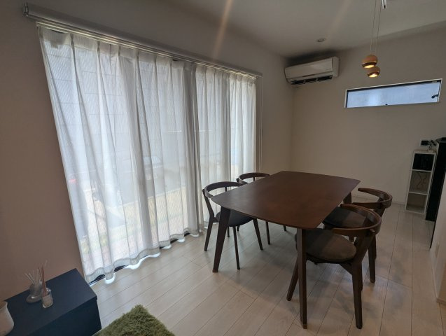 売中古戸建　駿東郡長泉町下長窪の居間・リビング|大きな窓があるので部屋にやわらかな陽光が注ぎます。窓も多く明るいので家族団欒の楽しい時間が過ごせそうですね。