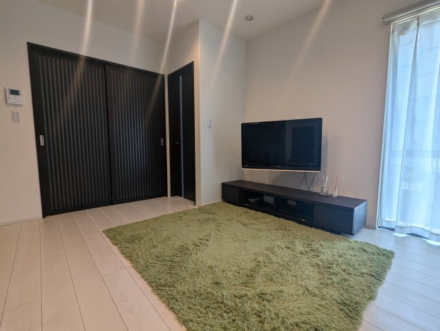 売中古戸建　駿東郡長泉町下長窪の居間・リビング|大きい窓があるので明るい空間でのびのびと生活できます。リビングが広々としているので、ご家族でゆっくりくつろげますね。