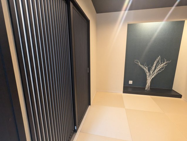 売中古戸建　駿東郡長泉町下長窪の和室|来客スペース・子供の遊び場・昼寝スペースなど色々と幅広く使える大活躍の和室です。リビング横にあるので食後に気持ち良くお昼寝出来そうですね。