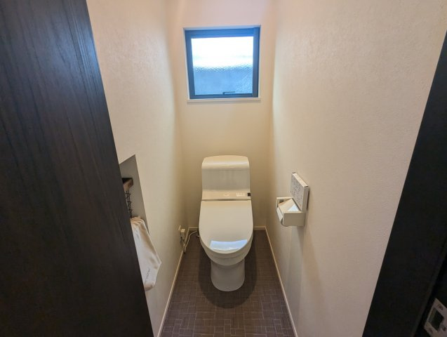 売中古戸建　駿東郡長泉町下長窪のトイレ|トイレには窓があり明るい室内です。コンパクトな設計で空間を広く感じさせるデザインになっています。