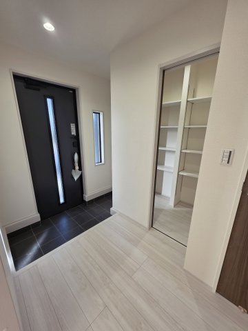 【玄関】 | リーブルガーデン．S　寄居露梨子　 | ８号棟現地玄関（2025年11月28日）撮影