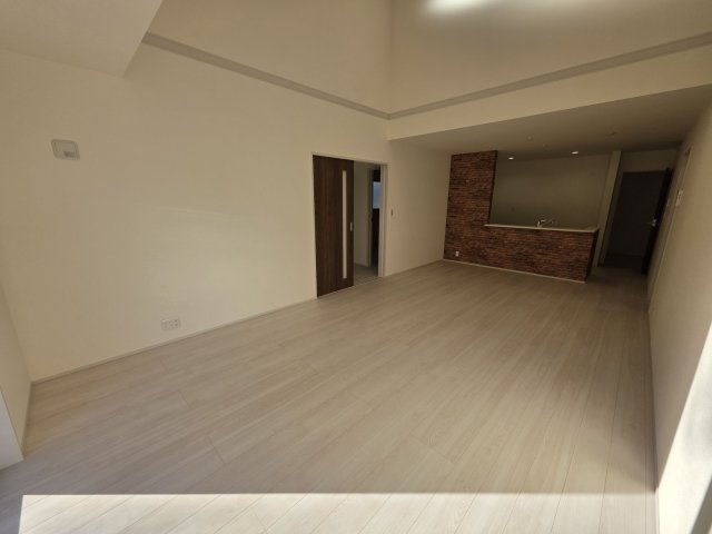 【居間・リビング】 | リーブルガーデン．S　寄居露梨子　 | ８号棟現地リビング（2025年11月28日）撮影