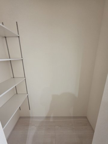 【その他】 | リーブルガーデン．S　寄居露梨子　 | ８号棟現地キッチン脇収納（2025年11月28日）撮影