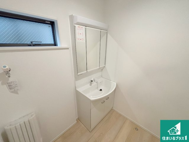 堺市堺区石津町　第2期　新築一戸建ての独立洗面台|清潔感のある洗面台です。フラットな鏡は掃除がしやすく毎日清潔！鏡裏には収納があるのでスッキリとした洗面台が保てます。