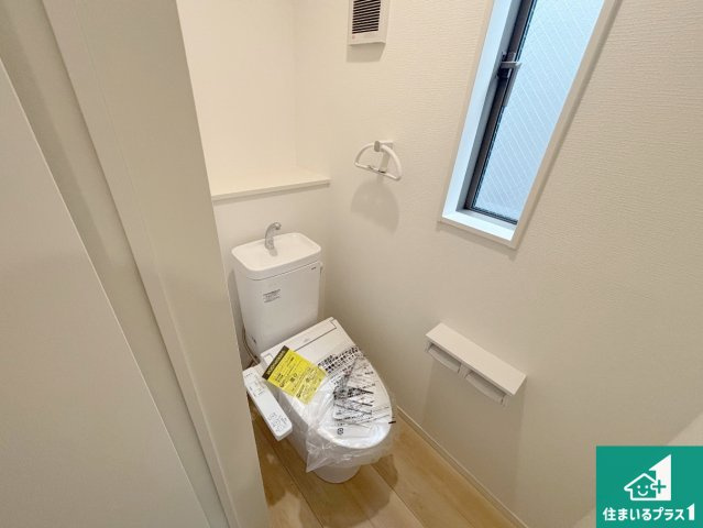 堺市堺区石津町　第2期　新築一戸建てのトイレ|1・2階の2ヶ所にあるので、朝の忙しい時間の順番待ちもなく、深夜の利用にも大変便利です。