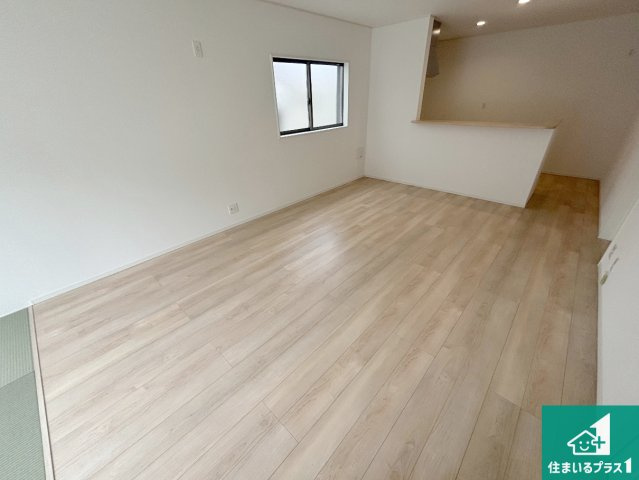 堺市堺区石津町　第2期　新築一戸建ての居間・リビング|日当たり良好の明るいリビングで朝の目覚めもスッキリできそう！対面キッチンでご家族のコミュニケーションも自然と増える設計！小さなお子様が遊ぶスペースを作っても広々とくつろげるLDK！